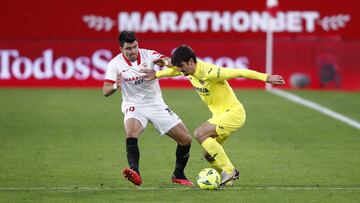 SEVILLE, SPAIN - DECEMBER 29: Marcos Acu&ntilde;a of Sevilla and Gerard Moreno of Villarreal compete for the ball during the La Liga Santander match between Sevilla FC and Villarreal CF at Estadio Ramon Sanchez Pizjuan on December 29, 2020 in Seville, Spa