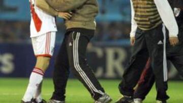 <b>IMÁGENES DANTESCAS. </b>Los aficionados más radicales de River saltaron al campo a insultar e intimidar a sus jugadores. Almeyda fue el único que les plantó cara.