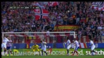 El momento de la polémica acción.