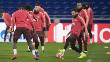 Messi, Aleñà, Umtiti, Jordi Alba y Vidal en un rondo durante el entrenamiento del Barça en el estadio del Lyon, que hoy acogerá el encuentro.