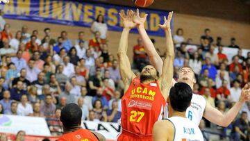 GRAF6037. MURCIA, 12/05/2018.- El ala estadounidense del UCAM Murcia, Sadiel Rojas (2i), pelea el rebote contra el ala alemán del Real Madrid, Dino Radoncic (2d), ante la mirada de su compañero el ala inglés Ovie Soko (i) y su rival e
