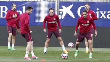 Griezmann ayer, en un rondo, con Saúl, Juanfran, Koke y Gabi.