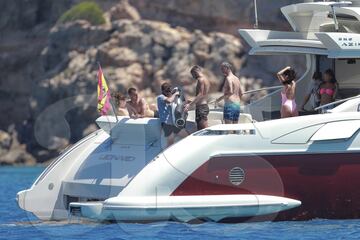 Theo Hernández y su novia Adriana Pozueco de vacaciones en Ibiza.