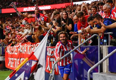 2-0. El jugador internacional francés celebra con la grada el segundo tanto rojiblanco.