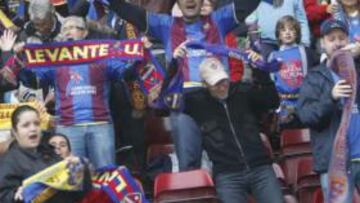 <b>ÉXITO. </b>El Levante ha conseguido fidelizar a casi medio millar de aficionados a pie de playa.