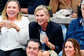 Charlize Theron durante la final del US Open entre Coco Gauff  y Aryna Sabalenka en el USTA Billie Jean King National Tennis Center.