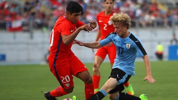 Fútbol, Chile vs Uruguay
Cuarta fecha, Campeonato Sudamericano Sub 17
Chile 2017
El jugador de Chile, Diaz, izquierda derecha centro, disputa el balón contra Chacon de Uruguay durante el partido disputado en el estadio Bicentenario El
