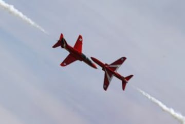 Los "Red Arrows" durante una exhibición aérea antes del Gran Premio de Gran Bretaña.