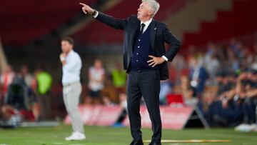 Carlo Ancelotti dirigiendo al Real Madrid en la primera jornada de liga ante el Almería.