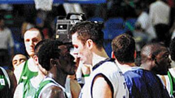 <B>TANGANA.</B> Al acabar el choque, Sonko dio un cabezazo a Tomasevic.