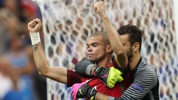 Pepe, abrazado por Rui Patricio