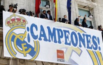 La plantilla del Real Madrid fue recibida en la sede de la Comunidad de Madrid por Cristina Cifuentes.