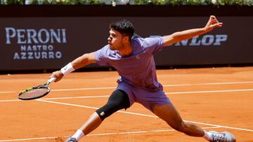 ROME (Italy), 09/05/2025.- Carlos Alcaraz of Spain in action during his men?s singles second round match against Dusan Lajovic of Serbia (not pictured) at the Italian Open tennis tournament in Rome, Italy, 09 May 2025. (Tenis, Italia, Espa?a, Roma) EFE/EPA/FABIO FRUSTACI
