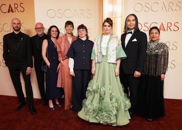 Eddine Noel, Henri Magalon, Claire La Combe, Edwina Liard, Mailys Vallade, Liane-Cho Han y Nidia Santiago, el equipo de la película de animación "La pequeña Amélie o el personaje de la lluvia" posan en la alfombra roja del Dolby Theatre.