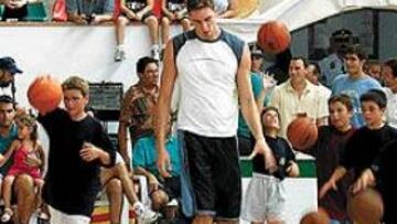 Pau Gasol, rodeado de chavales.