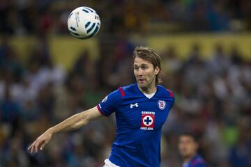 El delantero ha desarrollado prácticamente toda su carrera en España, la primera vez que participó en la Liga MX fue con Cruz Auzl en el Apertura 2014, el problema fue que las lesiones y el bajo nivel futbolístico, participó poco más de 20 minutos en el certamen. 