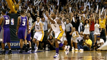 Kobe Bryant celebra el tiro ganador del cuarto partido de la primera ronda de los playoffs 2006, que enfrentaba a Los Angeles Lakers y Phoenix Suns.