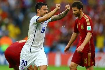 Bonus track para la mejor actuación chilena en el Maracaná. La Roja vence 2-0 a España y elimina al campeón vigente de la Copa del Mundo 2014. Goles históricos de Eduardo Vargas y Charles Aránguiz.