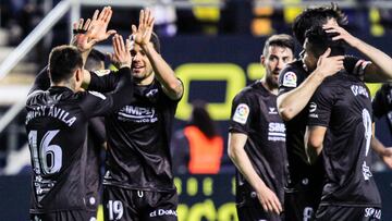 Jugadores del Huesca en el partido frente al Cádiz.
