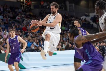 Sergio Llull, en una acción acrobática ante el Zunder Palencia.