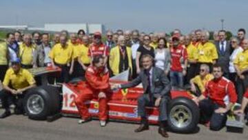 <b>DÍA DE HOMENAJE. </b>En la foto superior, Di Montezemolo saluda a Jacques Villeneuve junto a quienes trabajaban en Ferrari en 1982. En las otras imágenes, Fernando Alonso y Felipe Massa junto a Jacques, el F 312 T4 en pista y la charla mantenida entre pilotos y periodistas.