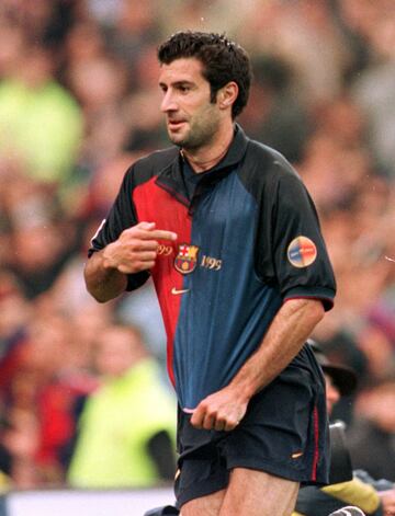 Figo es uno de los casos más sonados del fútbol mundial. Después de volverse uno de los jugadores más queridos en Barcelona se anunció su traspaso al Real Madrid, ganándose el disgusto de los aficionados blaugranas.