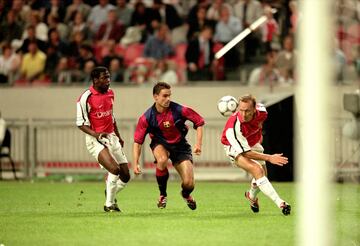 El Barcelona se fijó en el jugador hoilandés del Arsenal, Marc Overmars, en la temporada 00/01/.  Terminó pagando 29/30 millones de euros para ficharlo.