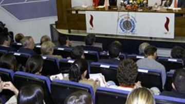 <B>ENCENDIDO DEBATE. </B>El Foro Fundación Ferrándiz-AS se llenó para escuchar las explicaciones de Cerezo.