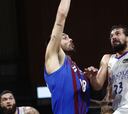 Llull desata la polémica en el Palau con su peineta a la grada