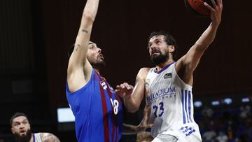 Llull desata la polémica en el Palau con su peineta a la grada
