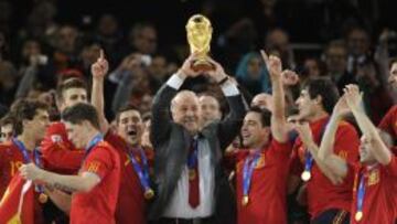 Del Bosque levant&oacute; la Copa del Mundo.