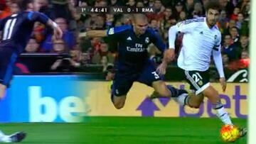 A la izquierda, penalti de Orbán sobre Bale. A la derecha, el que ha cometido Pepe sobre André Gomes que sí ha sido señalado.