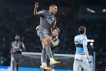 20 minutos tuvieron que pasar para que el marcador se moviera. Un error defensivo del Celta le dio a Mbappé la posibilidad de disparar frente a la portería para abrir la cuenta Merengue con un golazo de media distancia.
EFE/Lavandeira