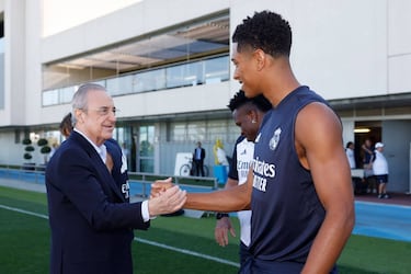 En 2023, Florentino continuó su apuesta estratégica por el relevo generacional. Tras el éxito reciente, reforzó la plantilla con jóvenes de élite como Jude Bellingham, consolidando un equipo con presente y mucho futuro. Aunque no se ganó La Liga ni la Champions, el club conquistó la Copa del Rey, algo que no lograba desde 2014. Florentino combinó gestión deportiva, financiera y de infraestructura, liderando además los avances del nuevo Santiago Bernabéu.