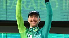 Oier Lazkano, con el trofeo de ganador de la Clásica Jaén.