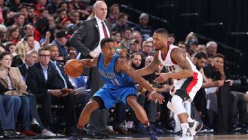 Yogi Ferrell, defendido por Damian Lillard.