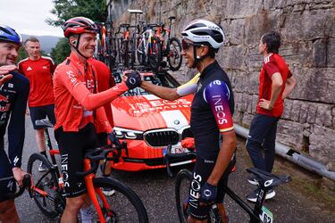 El ciclista colombiano Egan Bernal (c), del INEOS Grenadiers, celebra la victoria en la etapa de hoy. 