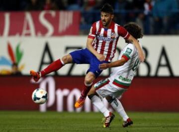 David Villa y Manuel Iturra durante el partido de la trigésima jornada de Liga que se disputa esta noche en el estadio Vicente Calderón