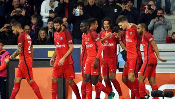 Paris Saint-Germain's Uruguayan forward Edinson Cavani is congratuled by teammates after scoring during the French L1 football match between Lille and Paris on October 28, 2016 at the Pierre Mauroy stadium in Lille, northern France. AFP PHOTO / FRANCOIS LO PRESTI