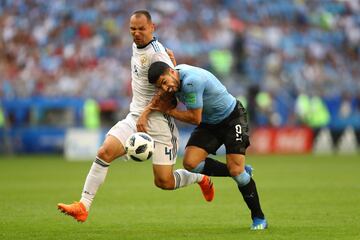 Luis Suárez con Ignashevich.