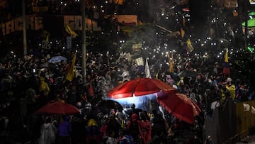 Demonstrators take part in a protest against the government of Colombian President Ivan Duque, at the Portal De Las Americas terminus station, in Bogota on May 28, 2021. - Three people died on May 28 during anti-government protests in the Colombian city of Cali, authorities said, as the country marked a full month of social unrest that has claimed dozens of lives. (Photo by Juan BARRETO / AFP)