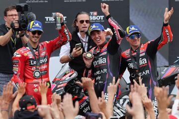 Aleix Espargaró, Francesco Bagnaia y Maverick Viñales en el podio del Gran Premio de Cataluña de Moto GP.