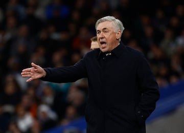 Carlo Ancelotti se dirige a sus jugadores con el brazo extendido.