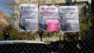 Varios carteles pegados a la entrada del Centro de Salud Federica Montseny del Servicio de Urgencias de Atenci¨®n Primaria (SUAP), a 7 de noviembre de 2022, en Madrid (Espa?a). La huelga indefinida de los m¨¦dicos en centros de atenci¨®n 24 horas arranca hoy para denunciar "el caos y la desprotecci¨®n" a la poblaci¨®n de un plan de urgencia extrahospitalaria puesto en marcha el pasado jueves, 3 de noviembre en la regi¨®n "sin personal suficiente" para prestar el servicio. De los 698 m¨¦dicos, enfermeros y celadores de los Servicios de Atenci¨®n Rural (SAR) y de los Servicios de Urgencias de Atenci¨®n Primaria (SUAP) afectados por la reorganizaci¨®n, junto al personal del Summa 112, est¨¢n llamados a la huelga un total de 228 facultativos (212 de Atenci¨®n Primaria y 16 del Summa 112). La llega en un contexto de cr¨ªticas por el "caos" en la apertura de estos dispositivos, acusaciones de boicot por la cifra de bajas sobrevenidas entre el personal que debe atender estos centros, recriminaciones a los partidos del arco parlamentario de la izquierda (M¨¢s Madrid, PSOE y Unidas Podemos) por promover el "terror sindical y pol¨ªtico" y la ruptura del principio de acuerdo firmado por cuatro de los sindicatos con representaci¨®n en la Mesa Sectorial de Sanidad.
07 NOVIEMBRE 2022;MADRID;URGENCIAS;CENTROS SANITARIOS;SANIDAD
Eduardo Parra / Europa Press
07/11/2022