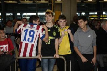 Fernando Torres llegó al Aeropuerto de Barajas en medio de un espectacular recibimiento por parte de la afición.