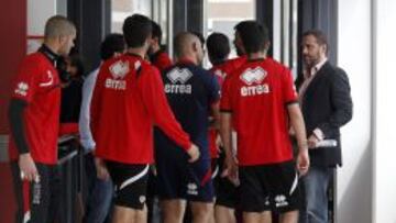 Luis Yáñez, a la derecha, se reunió con la plantilla y cuerpo técnico del Rayo en la tarde de este miércoles.