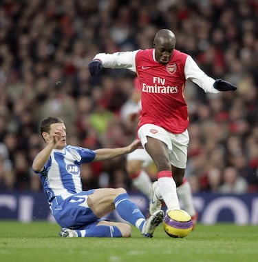 El pivote francés jugó media temporada en el Arsenal. Procedente del Chelsea en verano de 2007 pidió al equipo blue salir y le traspasaron al club vecino por 3 millones de euros. En enero de 2008 el Arsenal le traspasó al Portsmouth por 7 millones. Jugó 12 partidos con la camiseta del Arsenal.