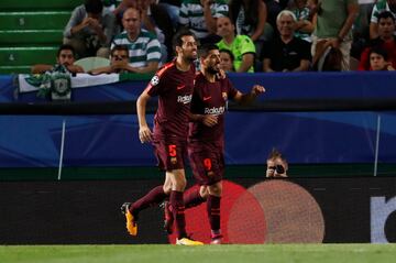 0-1. Luis Suárez celebró con Sergio Busquets el primer gol en propia puerta de Coates.