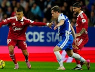 BARCELONA, 24/11/2025.- El centrocampista del Espanyol Pol Lozano (2d) pelea un balón con el chileno Alexis Sánchez (i), del Sevilla, durante el partido de la jornada 13 de LaLiga EA Sports entre el RCD Espanyol y el Sevilla FC, este lunes en el RCDE Stadium. EFE/ Alejandro Garcia