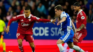 BARCELONA, 24/11/2025.- El centrocampista del Espanyol Pol Lozano (2d) pelea un balón con el chileno Alexis Sánchez (i), del Sevilla, durante el partido de la jornada 13 de LaLiga EA Sports entre el RCD Espanyol y el Sevilla FC, este lunes en el RCDE Stadium. EFE/ Alejandro Garcia
